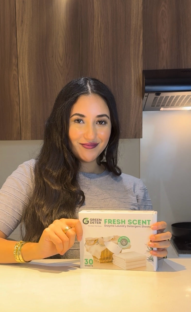 امرأة تعرض علبة GREEN DETER في المطبخ