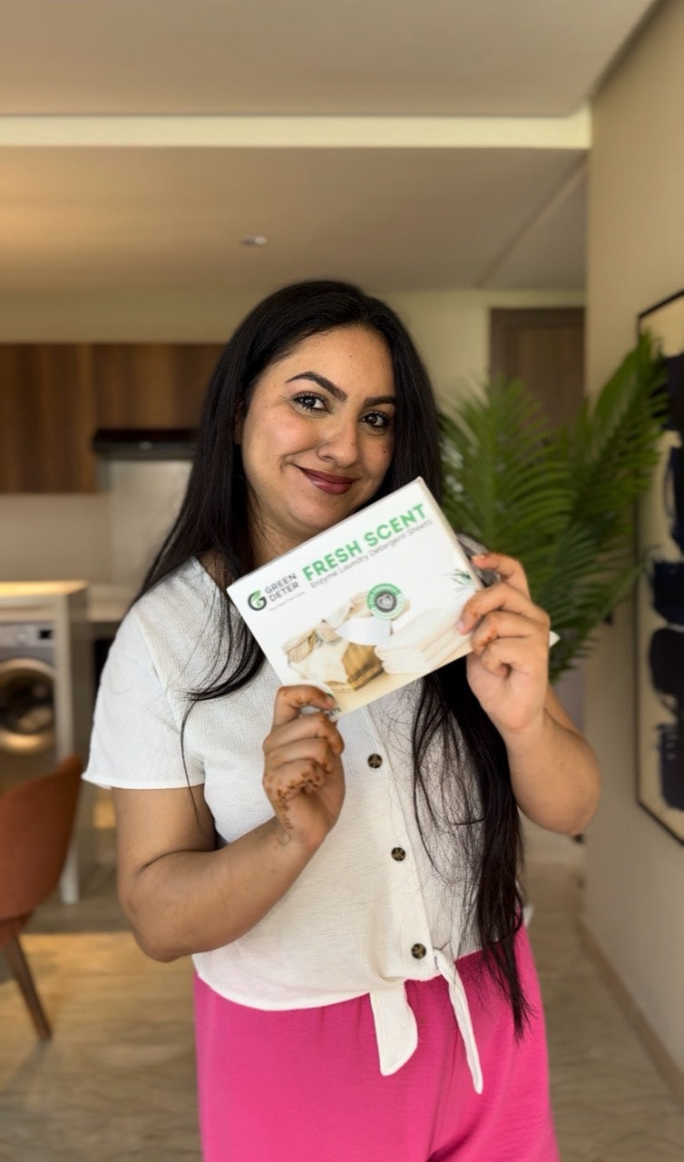 امرأة تحمل علبة GREEN DETER في المنزل