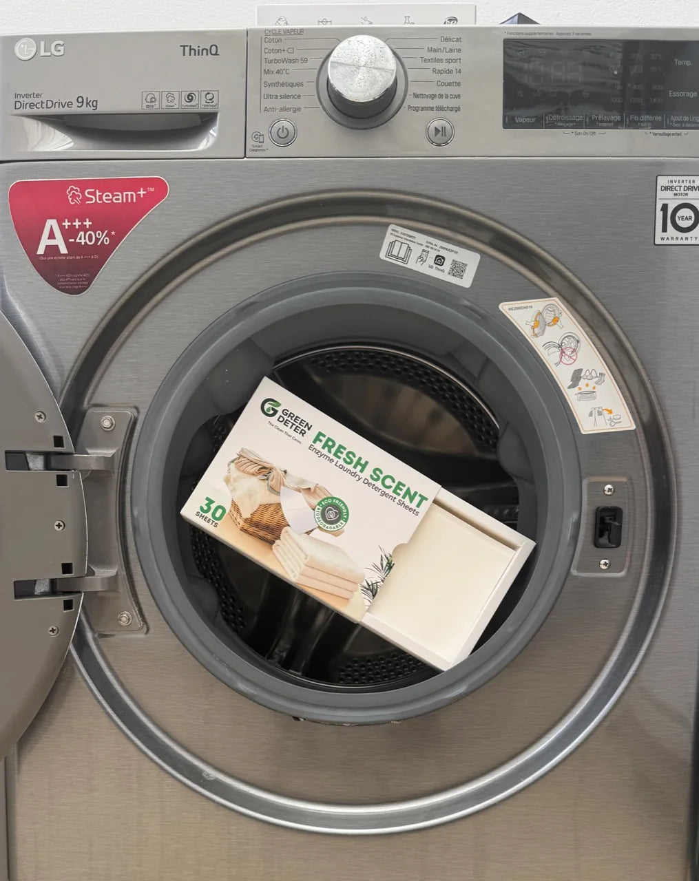 Boîte GREEN DETER Fresh Scent posée dans le tambour d'une machine à laver